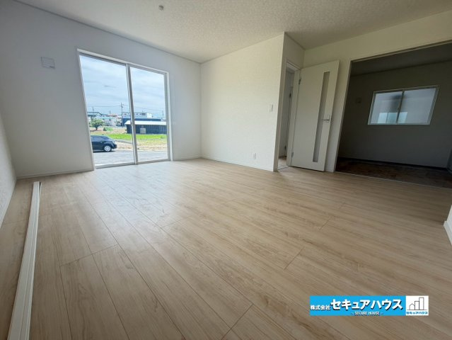 【完成】知多市金沢字泉脇　全3棟の居間・リビング|【LDKイメージ】
◆日当たりが良く温かい広々リビングは家族の団らんスペースになります。
◆クローゼット付きの収納ははティッシュボックスや掃除道具などの日用品を隠す収納ができるためとても便利です。　　