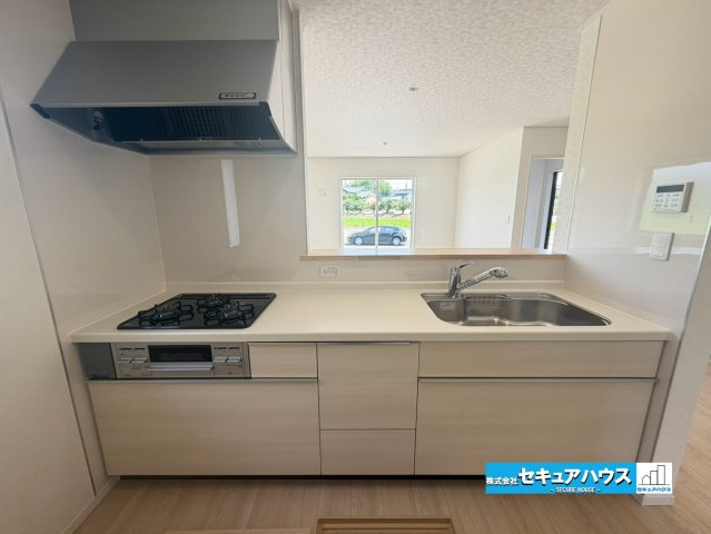 【完成】知多市金沢字泉脇　全3棟のキッチン|【キッチン】　　　　　　　　　　　　　
◆「焼く・蒸す・煮る」の工程を同時進行で進めることができるので、料理を素早く作ることができます。
◆食洗機をオプションでつけることも可能なシステムキッチンです。
