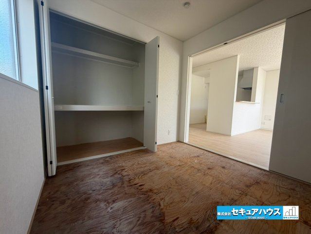 【完成】知多市金沢字泉脇　全3棟のその他|【和室】　　
◆リビングに続く和室は寝転がるスペースやお子様の遊び場として活躍します。扉を開ければ開放感が増し、来客時は扉を閉めて居室として利用することもできます。
◆収納付な点も嬉しいポイントです。