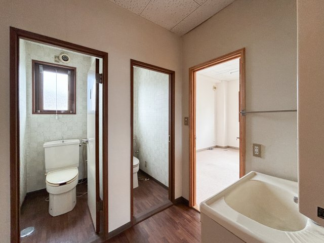 ここが原点の洗面所|複数人で使用する前提に作られたお部屋は、
トイレも共通部に２つ！