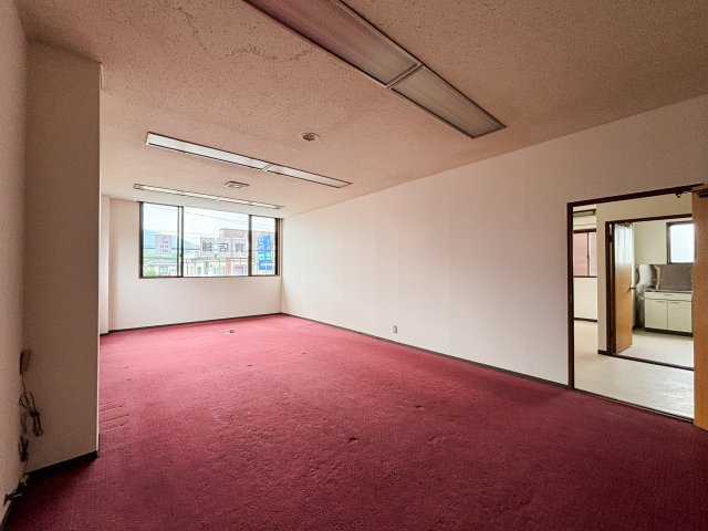 ここが原点の居間・リビング|赤いじゅうたんの広いお部屋♪