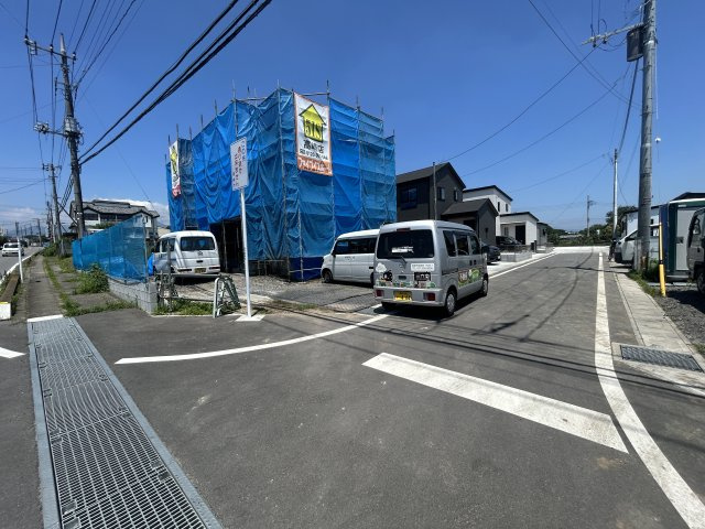 新築　高崎市金古町 全11区画　8号棟の前面道路含む現地写真|現地写真　南側接道幅員約8.6ｍ　東側接道幅員約5.0ｍ