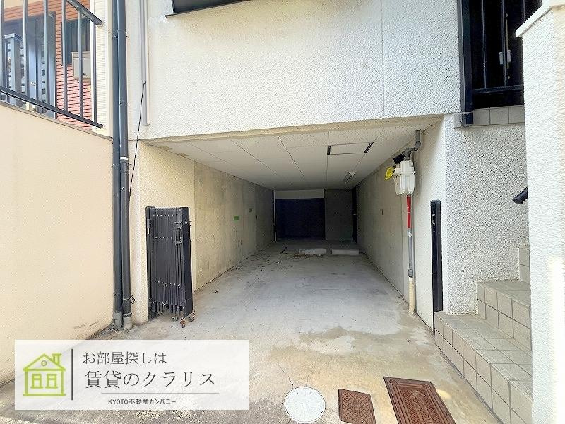 西京区御陵内町13-28貸家の駐車場
