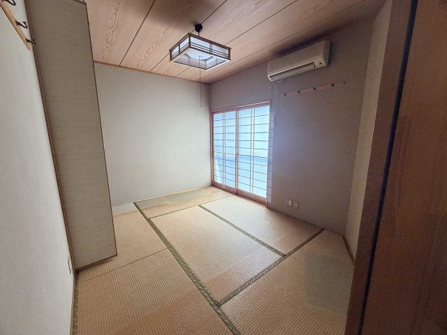 倉吉市福吉町中古戸建の和室|２F　約6帖和室です