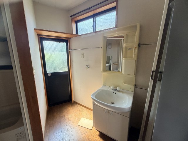 倉吉市福吉町中古戸建の独立洗面台|独立洗面台、小物を置くことができて便利です