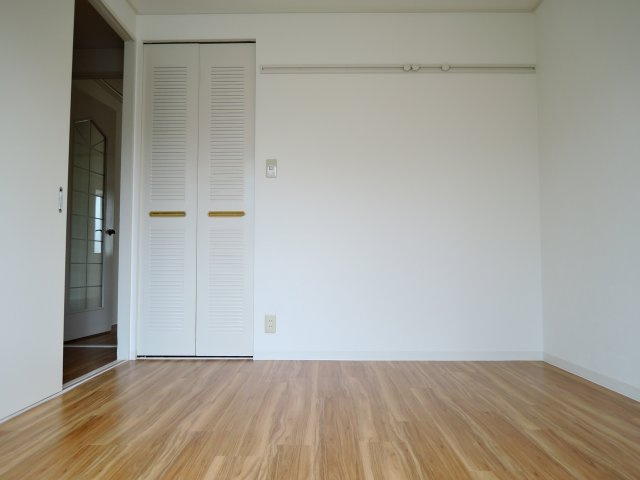 高槻市真上町６丁目のアパートの洋室