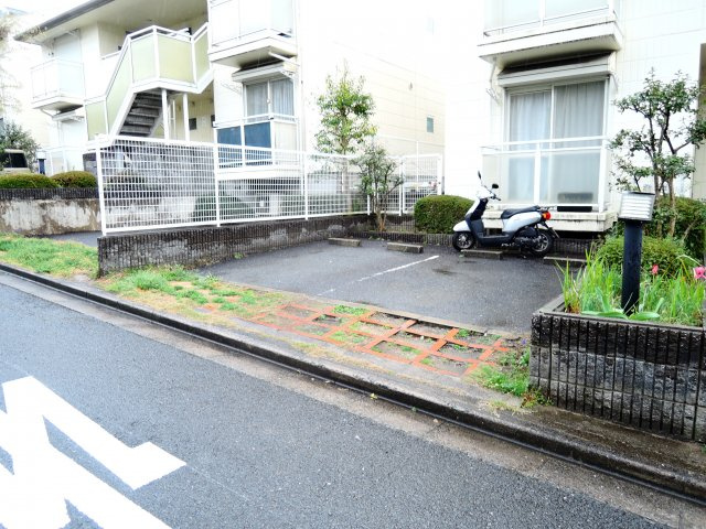 高槻市真上町６丁目のアパートの駐車場