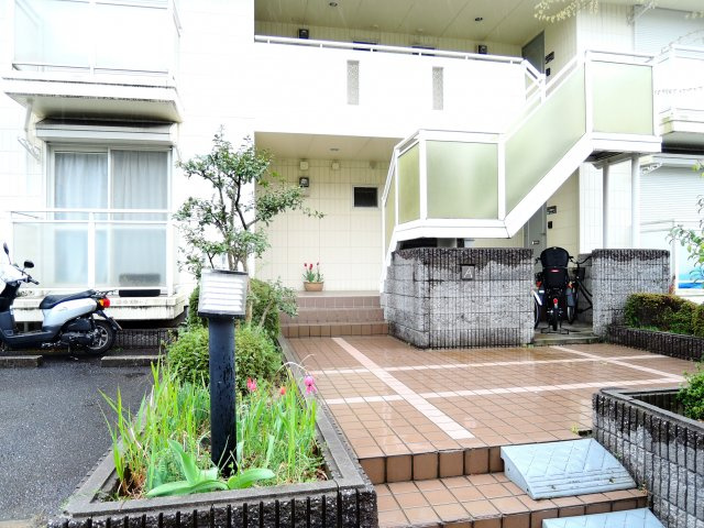 高槻市真上町６丁目のアパートのエントランス