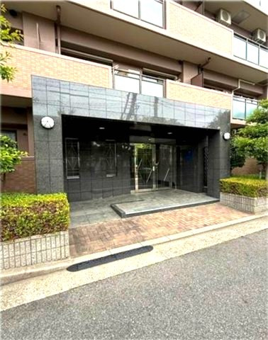 ベルーフ西宮山手のエントランス|都心生活を潤す豊かな緑に恵まれたロケーション。
