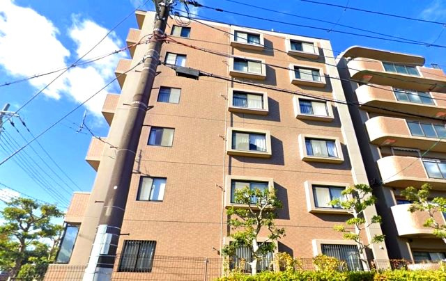 ベルーフ西宮山手の外観|オートロック付共有玄関で不審者をシャットアウト！
不在時や、直接受け取らなくても安心な宅配ボックス付
