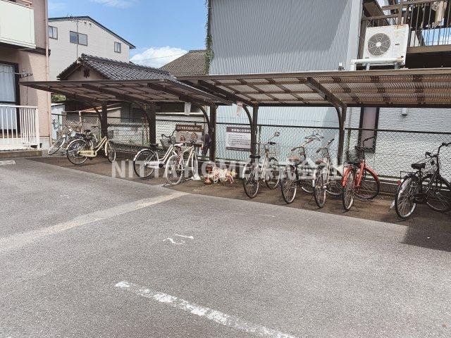 メゾン丹和　A棟 のエントランス|屋根付きの駐輪場は無料で使用可能です◇