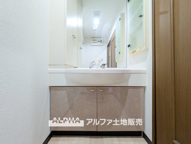 ロイヤルステージ小作のランドリースペース|【Laundry space】
◆ランドリースペース◆広々した空間で雨の日でも十分に洗濯物を乾かすことが出来ます。バスルームには浴室換気乾燥機も付いているので重宝しますね。