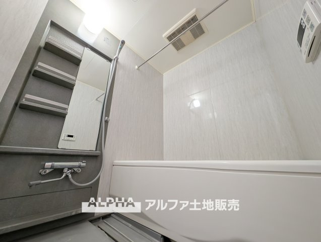ロイヤルステージ小作の浴室|【Bath room】
◆バスルーム◆一日の疲れをゆっくり癒せる落ち着いたバスルーム。浴室乾燥機付きで天候を気にせず洗濯でき、毎日の暮らしにも便利な空間です。
