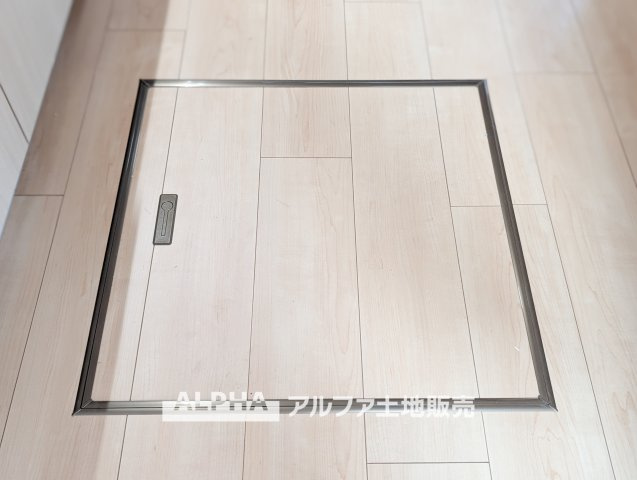 ロイヤルステージ小作の収納|【Underfloor storage】
◆床下収納◆がたっぷり隠れているから、いつもスッキリ片付いた空間。
季節のものも、かさばるものも、そっとしまって目に入らない暮らし。
