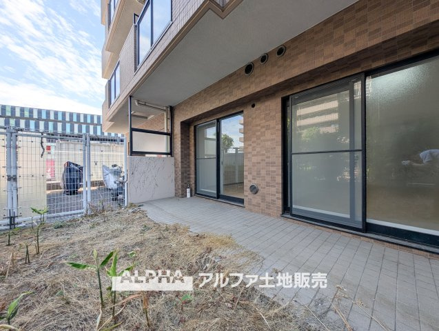 ロイヤルステージ小作の庭|【garden】◆庭◆日当たりの良い庭スペースは、ガーデニングや家庭菜園、くつろぎの時間にも活躍。季節の移ろいを身近に感じながら、家族それぞれの楽しみ方が広がる空間です。