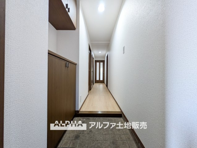 ロイヤルステージ小作の玄関|【Welcome Space】
◆玄関◆帰宅時にほっとできる、穏やかな空気感の玄関。整った空間が日々の切り替えを自然にサポートし、来客時にも好印象を与えます。