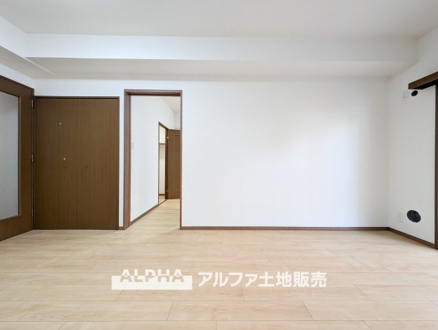 ロイヤルステージ小作の居間・リビング|【cozy living】
◆休日は◆仕事から切り離された家族の為だけの場所でゆっくりくつろぎたい。趣味や、習い事で休日を過ごすも楽しいが、結局はここが安らげる。