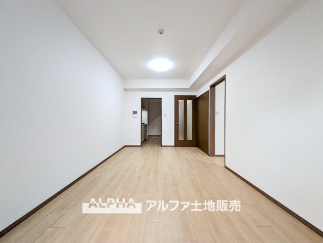 ロイヤルステージ小作の居間・リビング|【full space】
◆気軽に人を招ける◆ゆったりとした住空間に手のぬくもりを感じれるような温かい住まい。そんな環境で暮らしていくうちに僕たちも変わって行く。