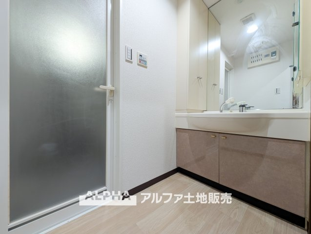 ロイヤルステージ小作の独立洗面台|【Vanit】◆洗面台◆身支度がしやすい洗面台は、収納力にも配慮した設計。朝の準備から帰宅後まで、家族みんなが使いやすい空間です。