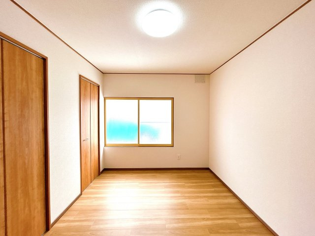 網走市駒場南１丁目４－２８ 中古売家の洋室|【リフォーム済】1階リビング横6帖和室はクッションフロア仕上げの洋室にリフォーム致しました。クロスも張り替えて照明を新品交換致しました。