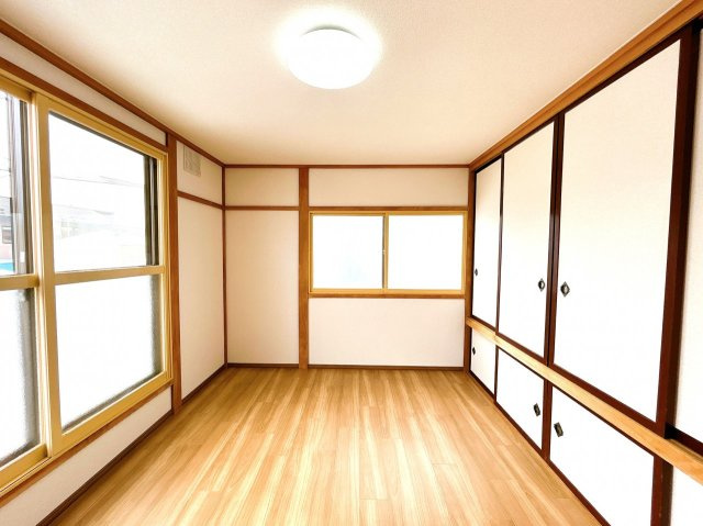 網走市駒場南１丁目４－２８ 中古売家の洋室|【リフォーム済】2階西側和室はクッションフロア仕上げの洋室へリフォームしました。クロスも張り替えて照明を新品交換致しました。