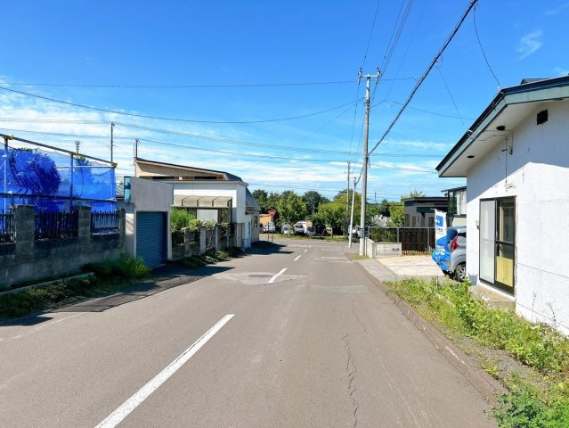 網走市駒場南１丁目４－２８ 中古売家の前面道路含む現地写真|【前面道路】幅員6ｍの公道に接道しております。車通りも少なくて安心ですよ。