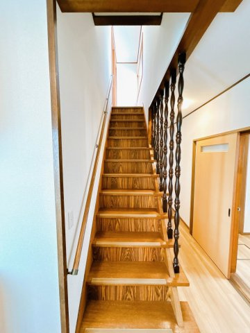 網走市駒場南１丁目４－２８ 中古売家のその他共用部分|【リフォーム済】階段です。こちらはクロスの張替えを行いました。