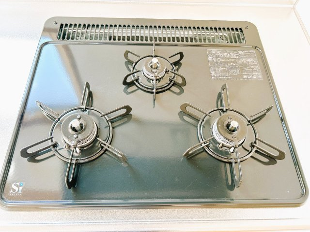 網走市駒場南１丁目４－２８ 中古売家のキッチン|【リフォーム済】新品交換したキッチンは３口コンロで同時調理が可能。大きなお鍋を置いても困らない広さです。お手入れ簡単なコンロなのでうっかり吹きこぼしてもお掃除ラクラクです。