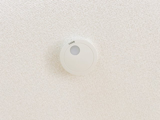 網走市駒場南１丁目４－２８ 中古売家の防犯設備|【リフォーム済】全居室に火災警報器を新設しました。キッチンには熱感知式、その他のお部屋や階段には煙感知式のものを設置し、万が一の火災も大事に至らないように備えます。電池寿命約10年です。