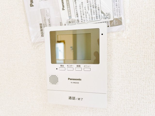 網走市駒場南１丁目４－２８ 中古売家のセキュリティ|【リフォーム済】リビングに新しく設置したドアホンはカラーモニター付き。（設置場所）に設置のモニターで玄関にいらしたお客様を確認してから応対できます。留守中の来客も記録できるので防犯面でも安心ですね。