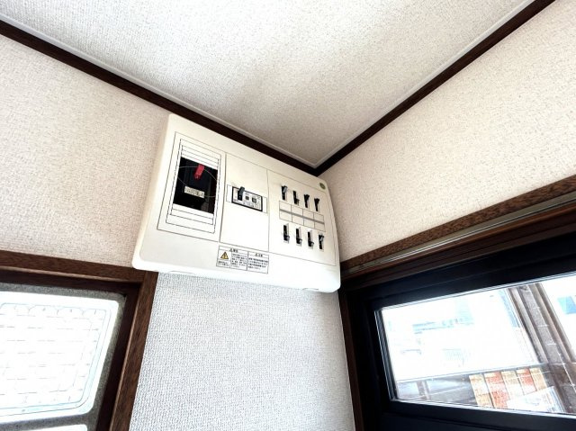 網走市駒場南１丁目４－２８ 中古売家の発電・温水設備|【ブレーカー】クリーニングいたしました。30アンペアの8回路です。