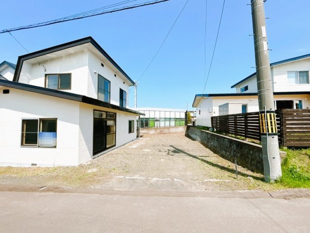 網走市駒場南１丁目４－２８ 中古売家の駐車場|【駐車場】縦列で2台停めることのできるスペースがございます。