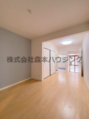 【居間・リビング】 | 　寝屋川市本町14テラスハウス | こちらのリビングで趣味の時間をお楽しみください