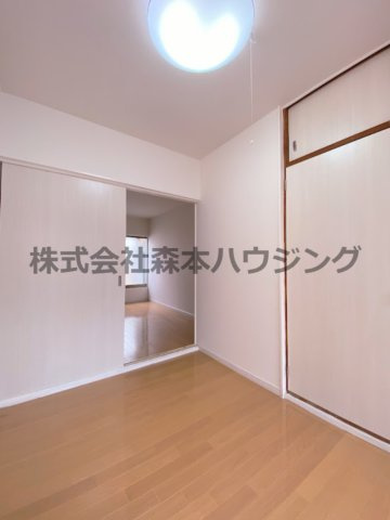 【洋室】 | 　寝屋川市本町14テラスハウス | 使い勝手のいい洋室です