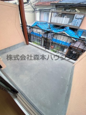 【バルコニー】 | 　寝屋川市本町14テラスハウス | 広々とした南向きのバルコニーです