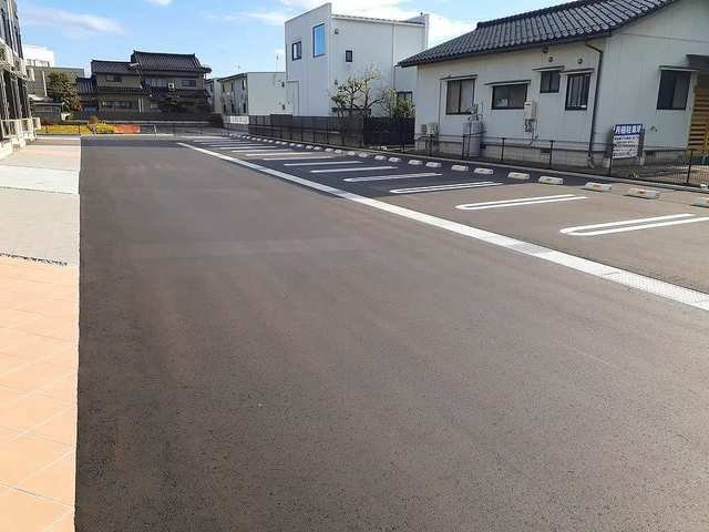 ミラノⅤ　Ｂの駐車場|駐車場に車を止められます