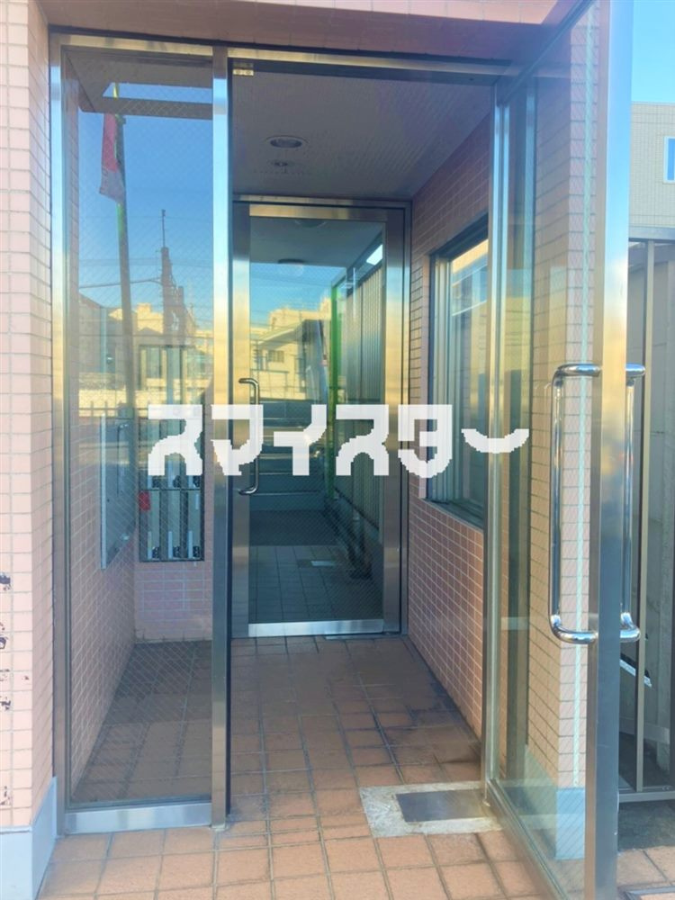 小平市小川西町４丁目の賃貸マンションのエントランス