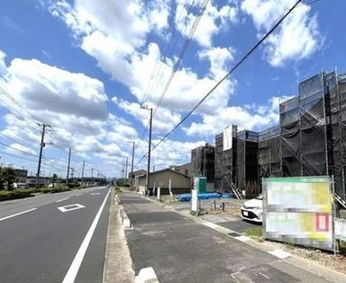 【新築】鶴ヶ島市中新田新築住宅 1号棟の前面道路含む現地写真