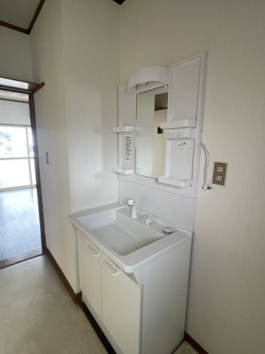 【独立洗面台】 | 宮ハイツ | 朝の支度にも助かる、独立の洗髪洗面化粧台