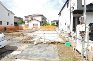 【外観】 | 【仲介手数料無料！！】府中市四谷3丁目　新築戸建て（全2棟）2号棟　5630万円 | 令和８年６月１１日撮影　建築中