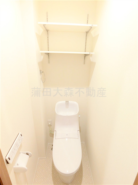 グランピア蒲田のトイレ|棚と温水洗浄便座付きのトイレ