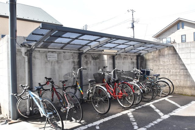 【駐輪場】 | 中野スカイマンション | 自転車置き場。マンションの共用部にあたります。空きの有無や駐輪料金、各戸の台数制限などについては、改めてお問い合わせください。～即日のご見学可能～　お問合せはお気軽にどうぞ。
