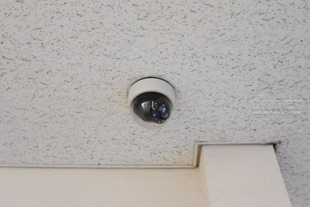 【防犯設備】 | 中野スカイマンション | 建物や敷地の隅々に目を光らせる防犯カメラが設置されています。現地を見学される際には、その存在や台数にも意識を払ってみてください。～即日のご見学可能～　お問合せはお気軽にどうぞ。
