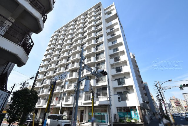 【外観】 | 中野スカイマンション | 青空によく映える建物です。手入れの行き届いた外壁やマンション正面エントランスなど、綺麗な姿をぜひ一度、現地にてご覧ください。～即日のご見学可能～　お問合せはお気軽にどうぞ。
