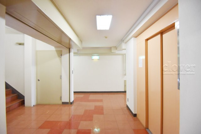 【その他共用部分】 | 中野スカイマンション | 共用廊下です。ここもきれいに清掃されています。周囲のお部屋の様子も、ぜひ伺ってみてください。～即日のご見学可能～　お問合せはお気軽にどうぞ。
