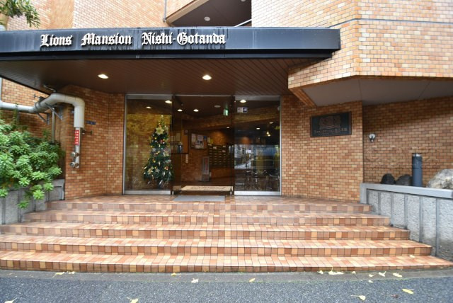 【エントランス】 | ライオンズマンション西五反田 | お客様を、そして住人を出迎えてくれるマンションのエントランス。ゴミが落ちていないことからも、管理状態の良さや住民の節度の高さが見て取れます。～即日のご見学可能～　お問合せはお気軽にどうぞ。
