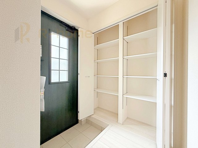 第1下妻市下妻丁　新築戸建て　2号棟の玄関|気持ちよくご家族やゲストを送迎できる穏やかな雰囲気の玄関♪大きな下駄箱で玄関廻りスッキリ♪