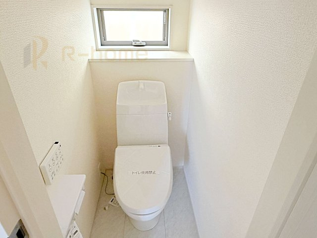 第1下妻市下妻丁　新築戸建て　2号棟のトイレ|温水洗浄便座付きのトイレ。
トイレが２ヵ所設置で朝の忙しい時間でも安心です。