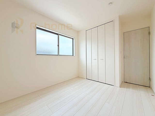 第1下妻市下妻丁　新築戸建て　2号棟の洋室|どんな部屋家具も合わせやすいシンプルな洋室！
たっぷりの日差しと心地よい風が舞い込む住まい♪