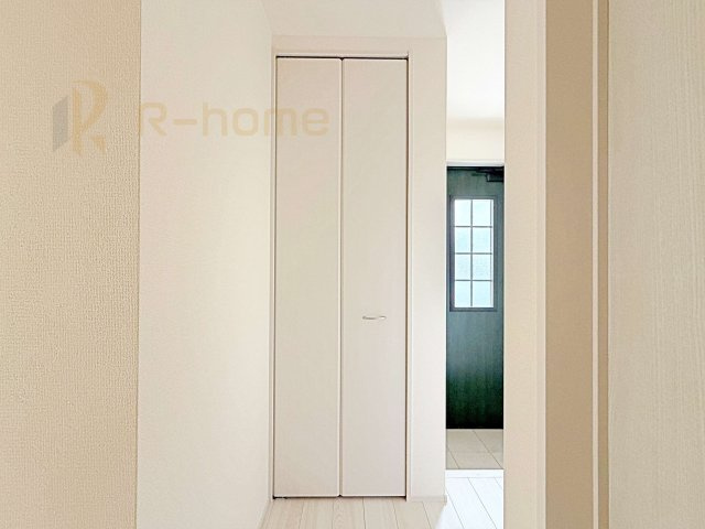 第1下妻市下妻丁　新築戸建て　2号棟の収納|掃除用具などの収納に便利なホール収納！
